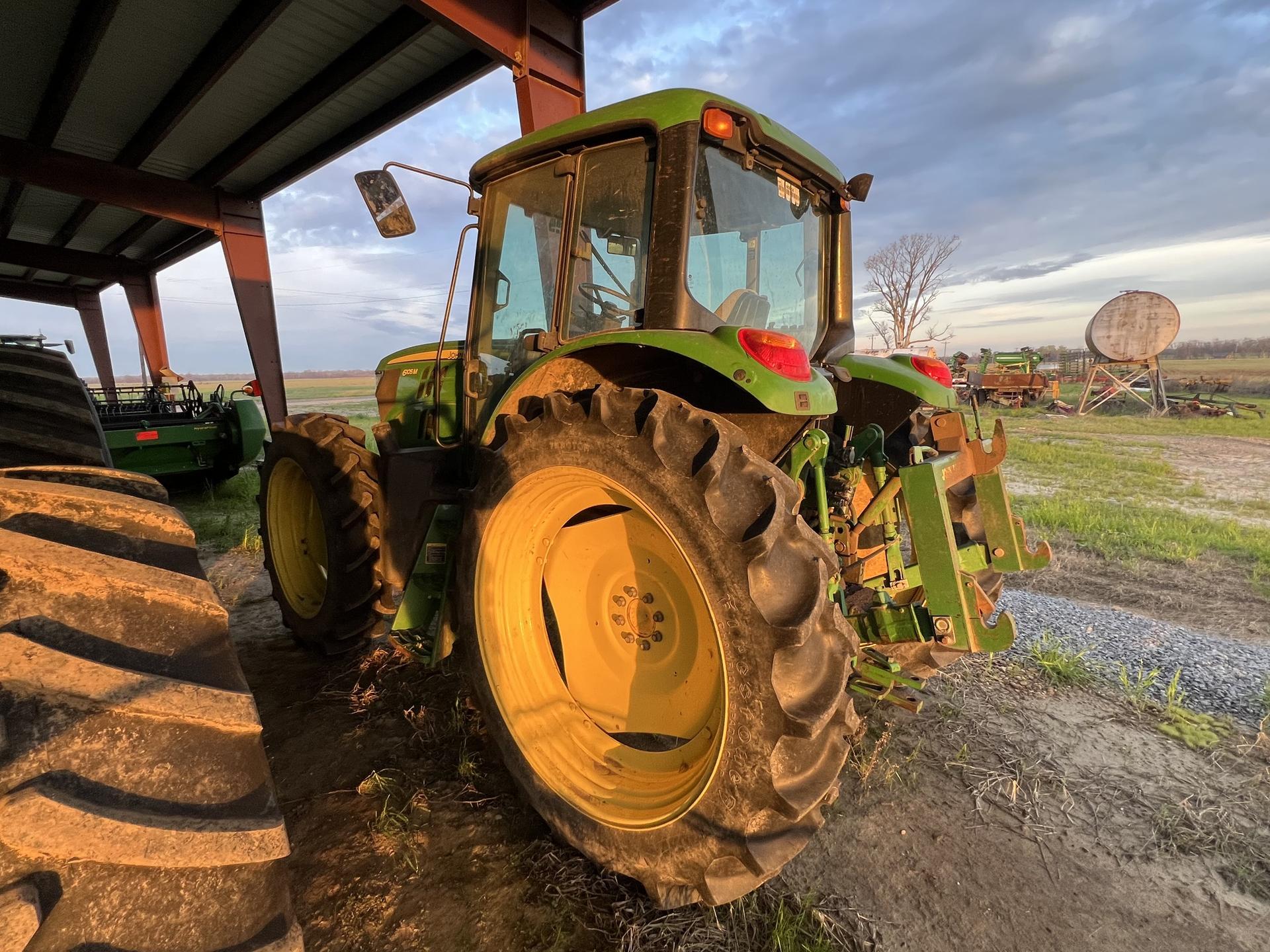 2014 John Deere 6105M