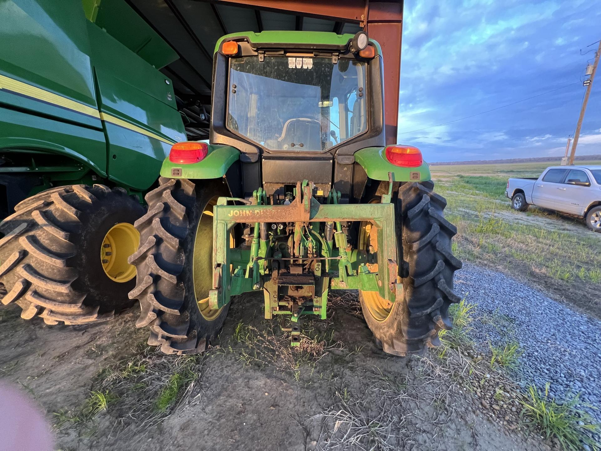 2014 John Deere 6105M