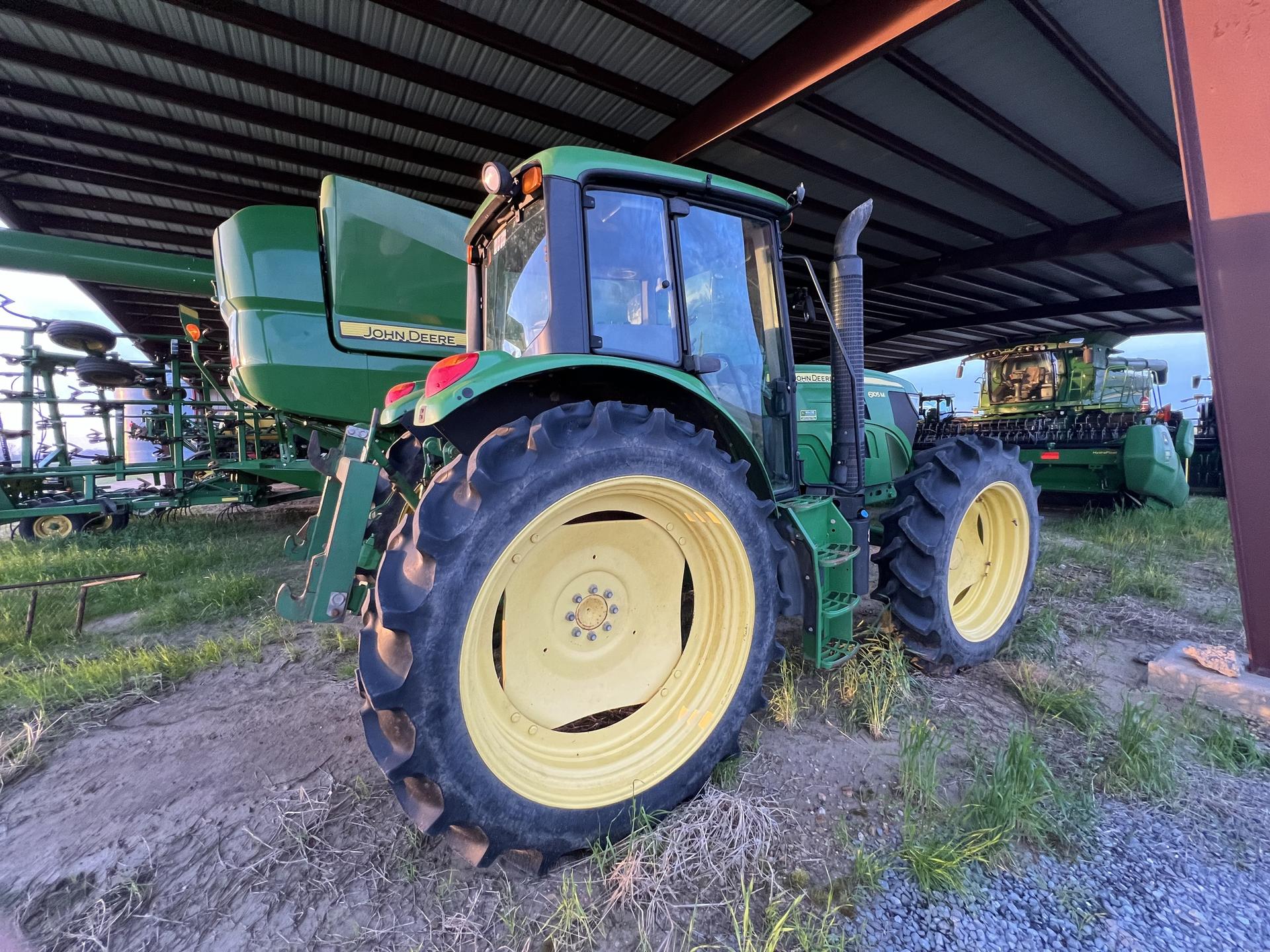 2014 John Deere 6105M