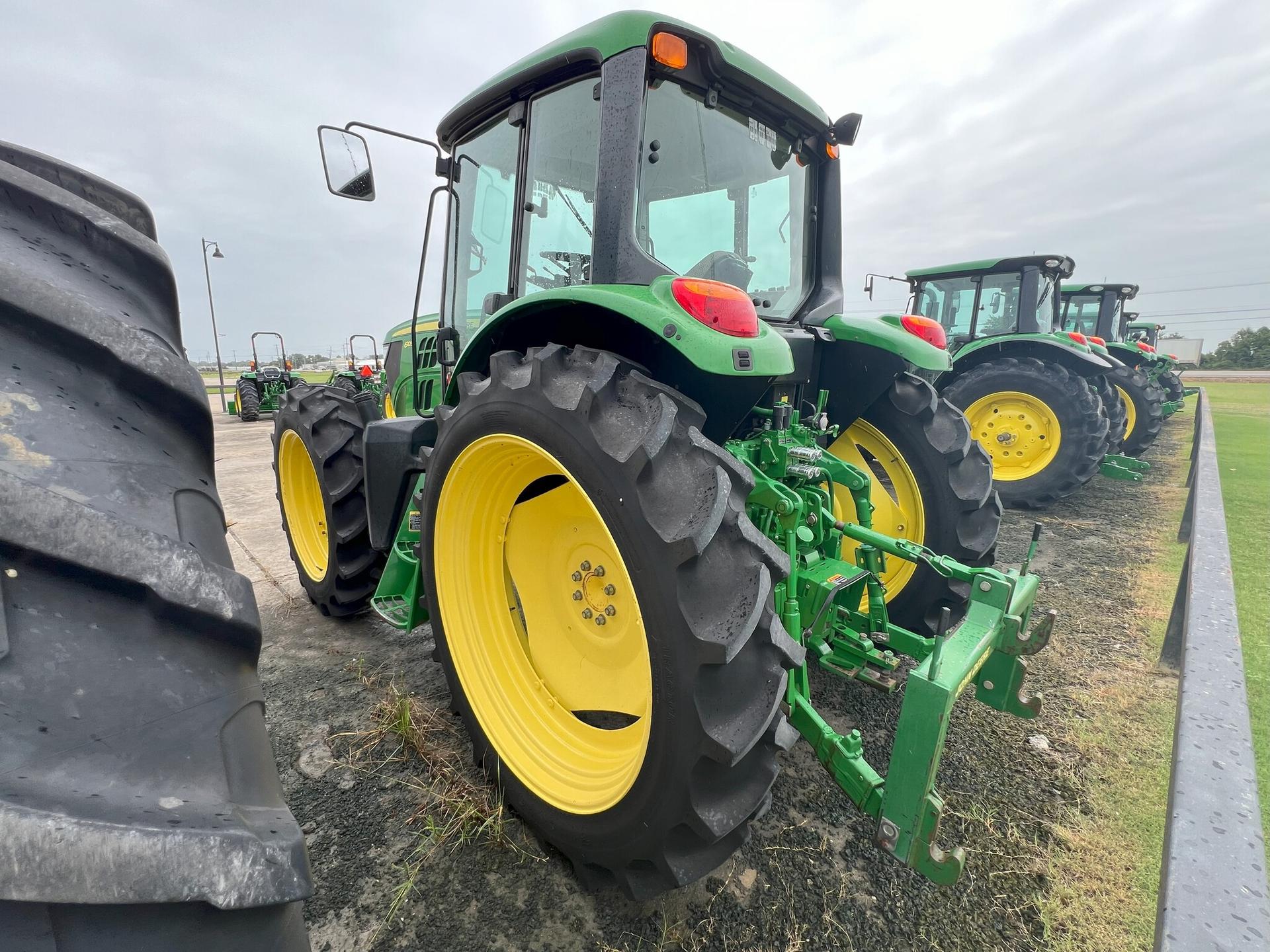 2014 John Deere 6105M