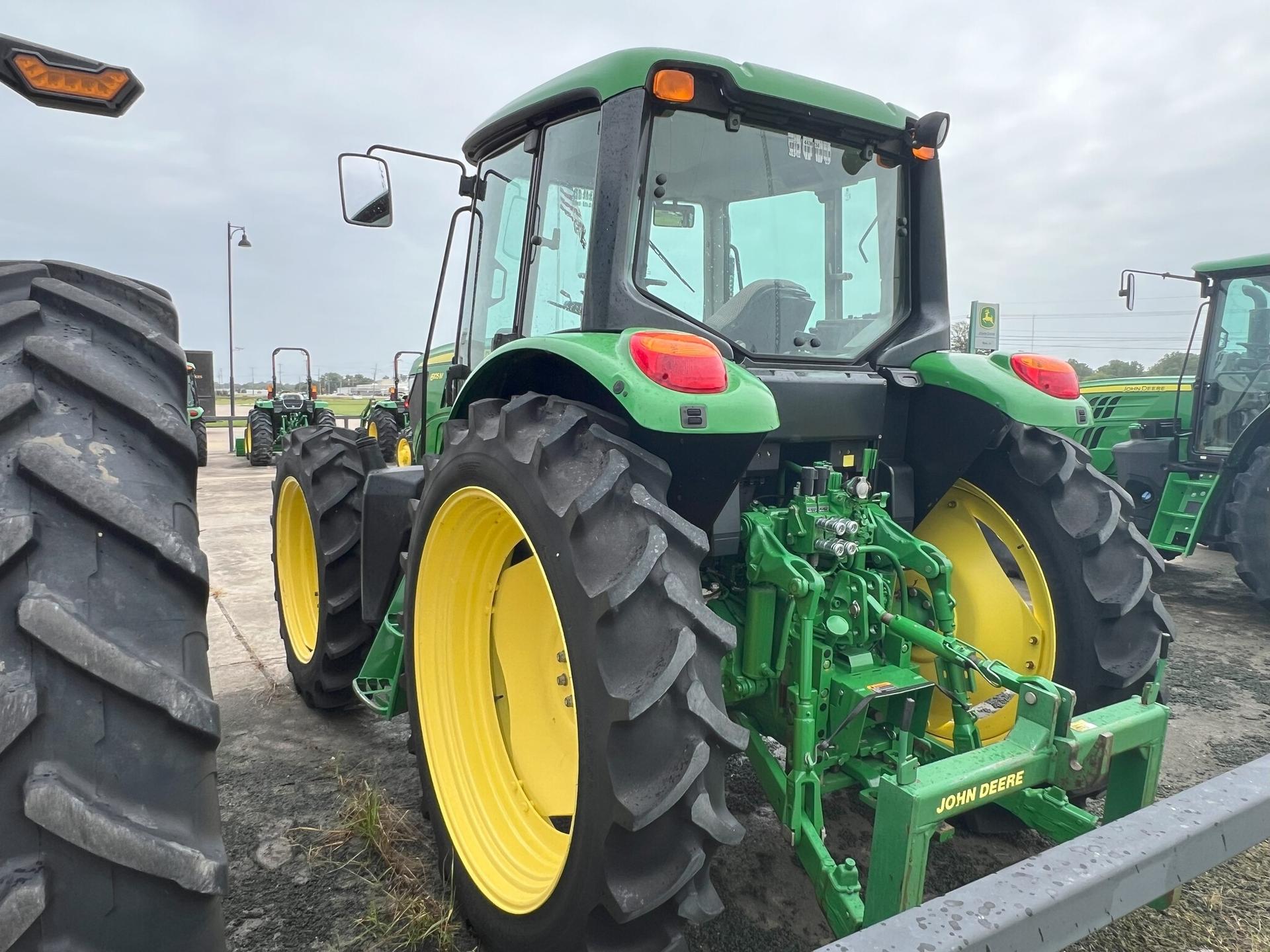 2014 John Deere 6105M