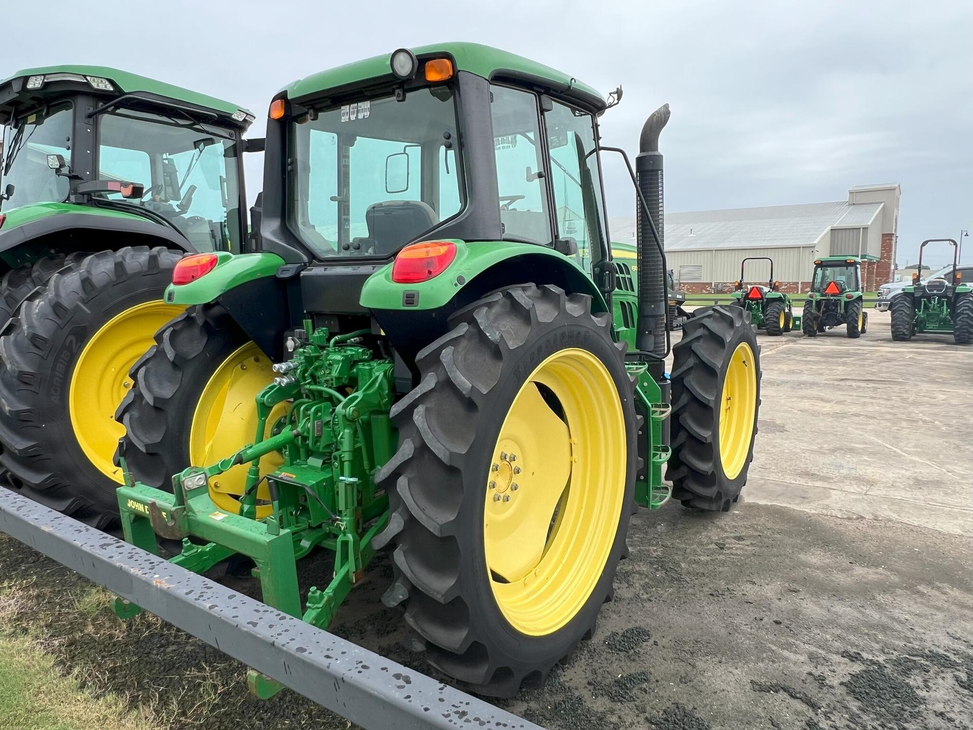 2014 John Deere 6105M