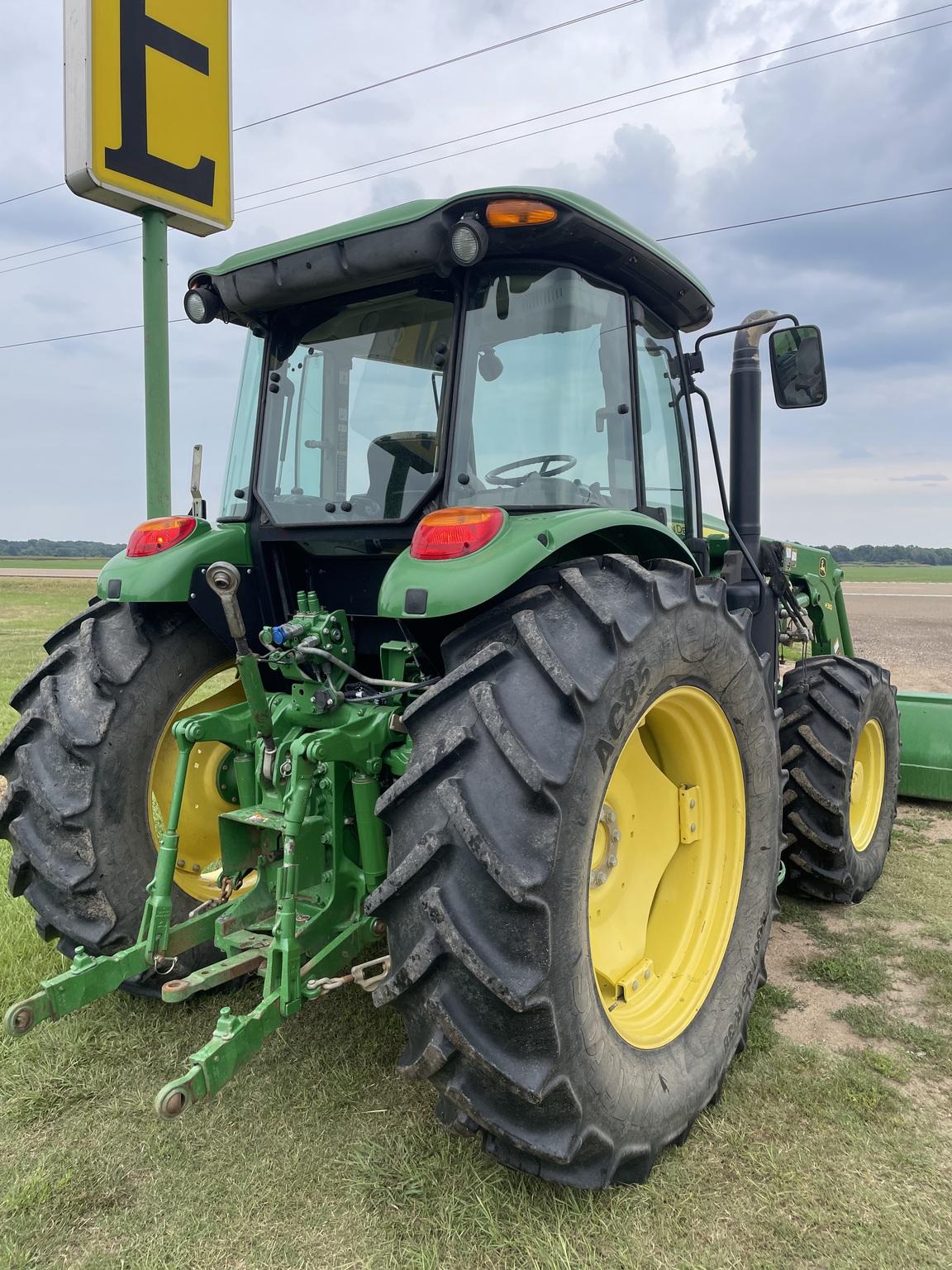 2016 John Deere 6105E