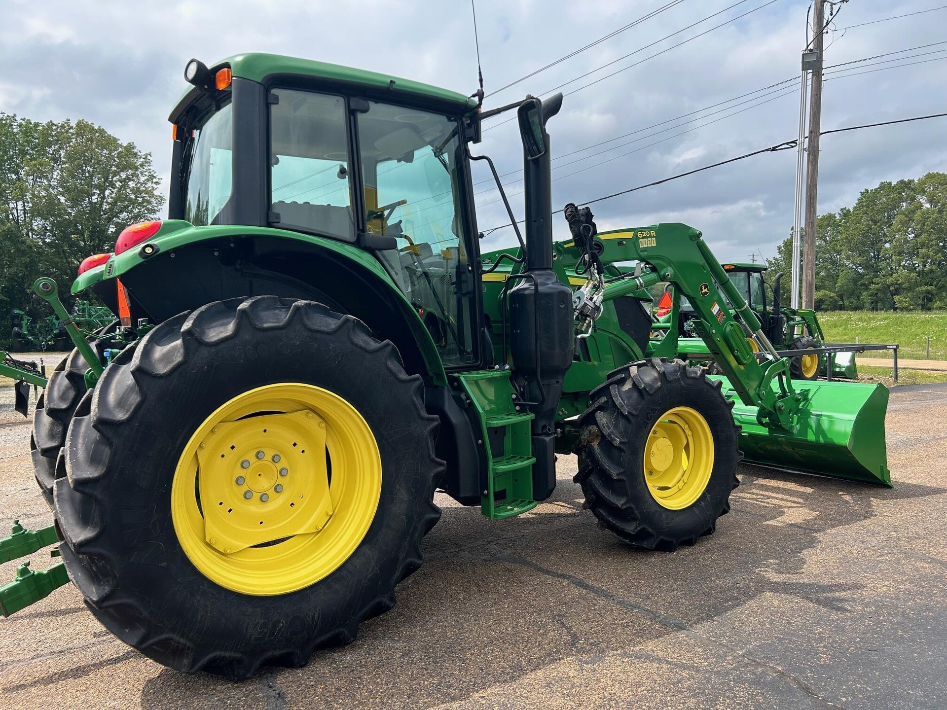 2018 John Deere 6110M