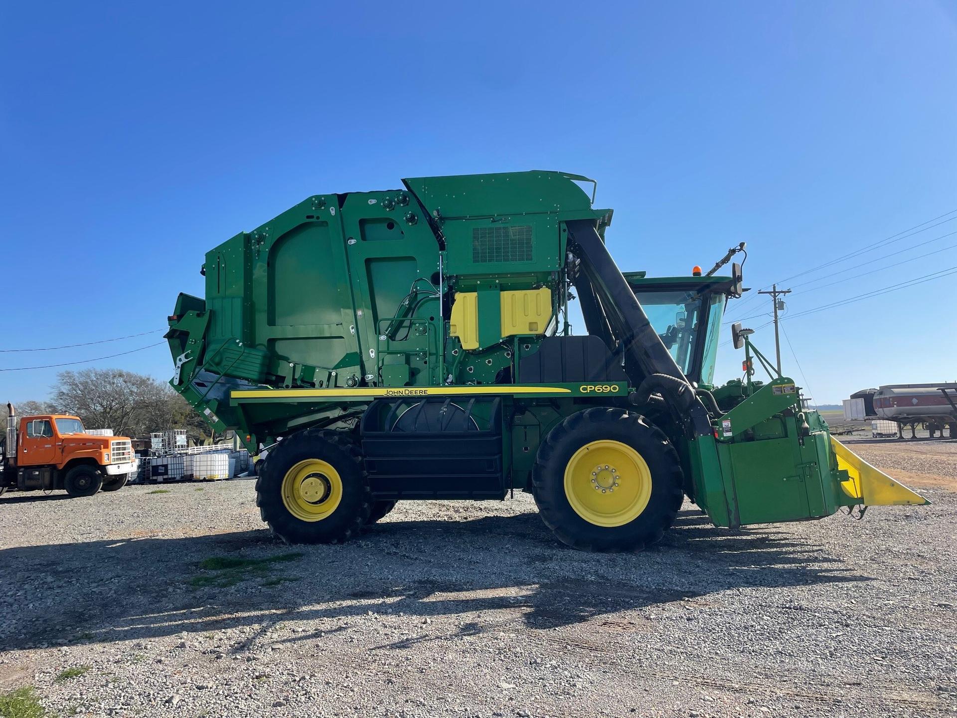 2018 John Deere CP690 Image