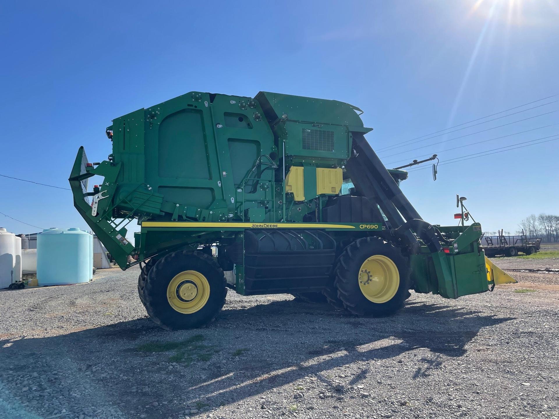 2018 John Deere CP690 Image