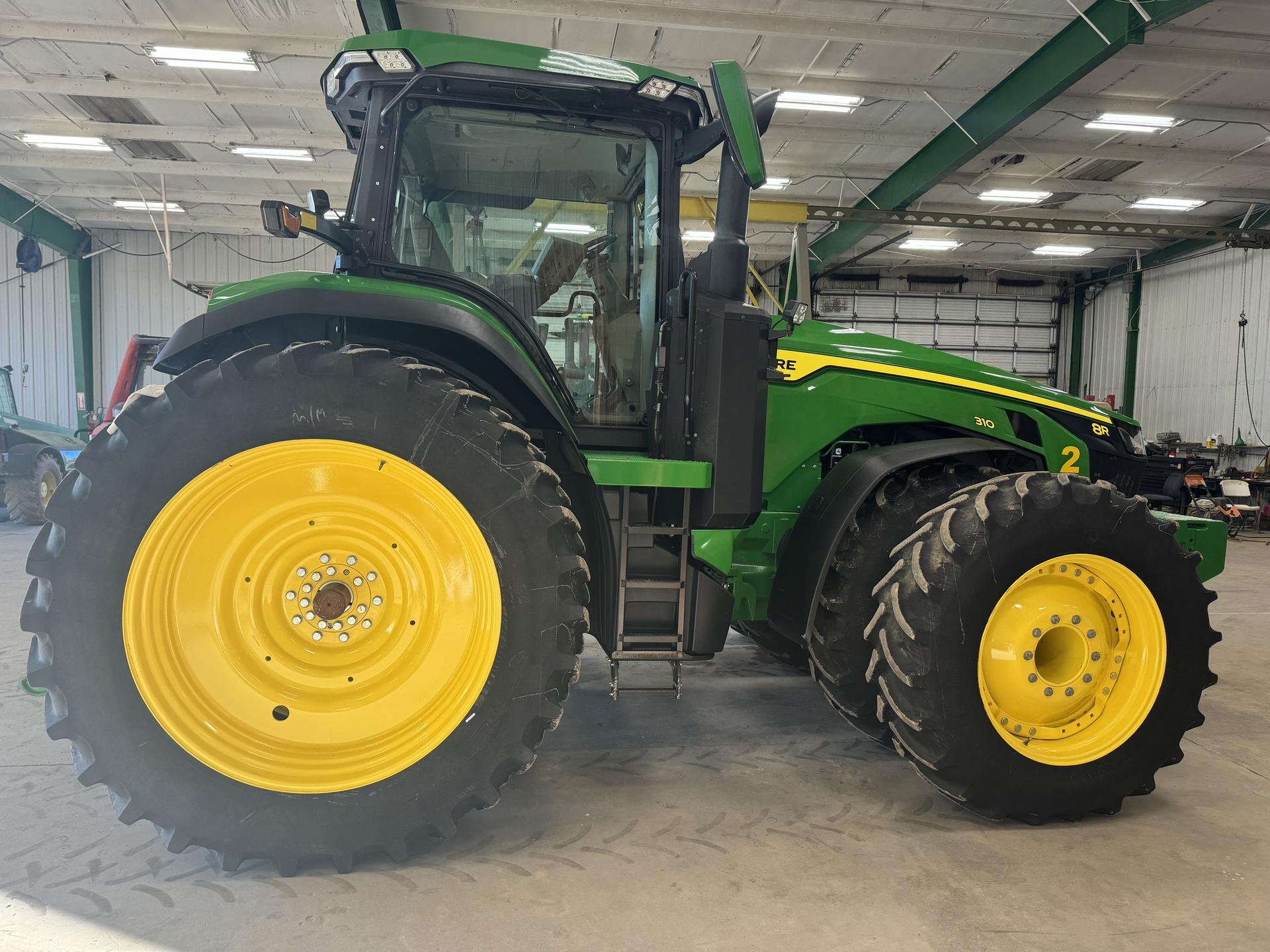 2022 John Deere 8R 310