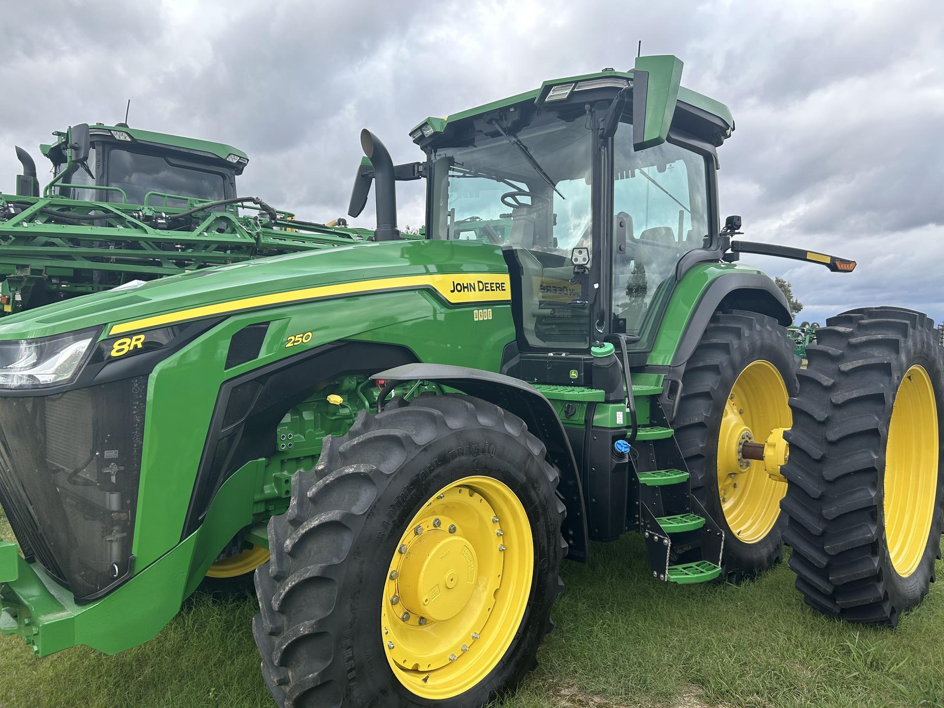 2023 John Deere 8R 250