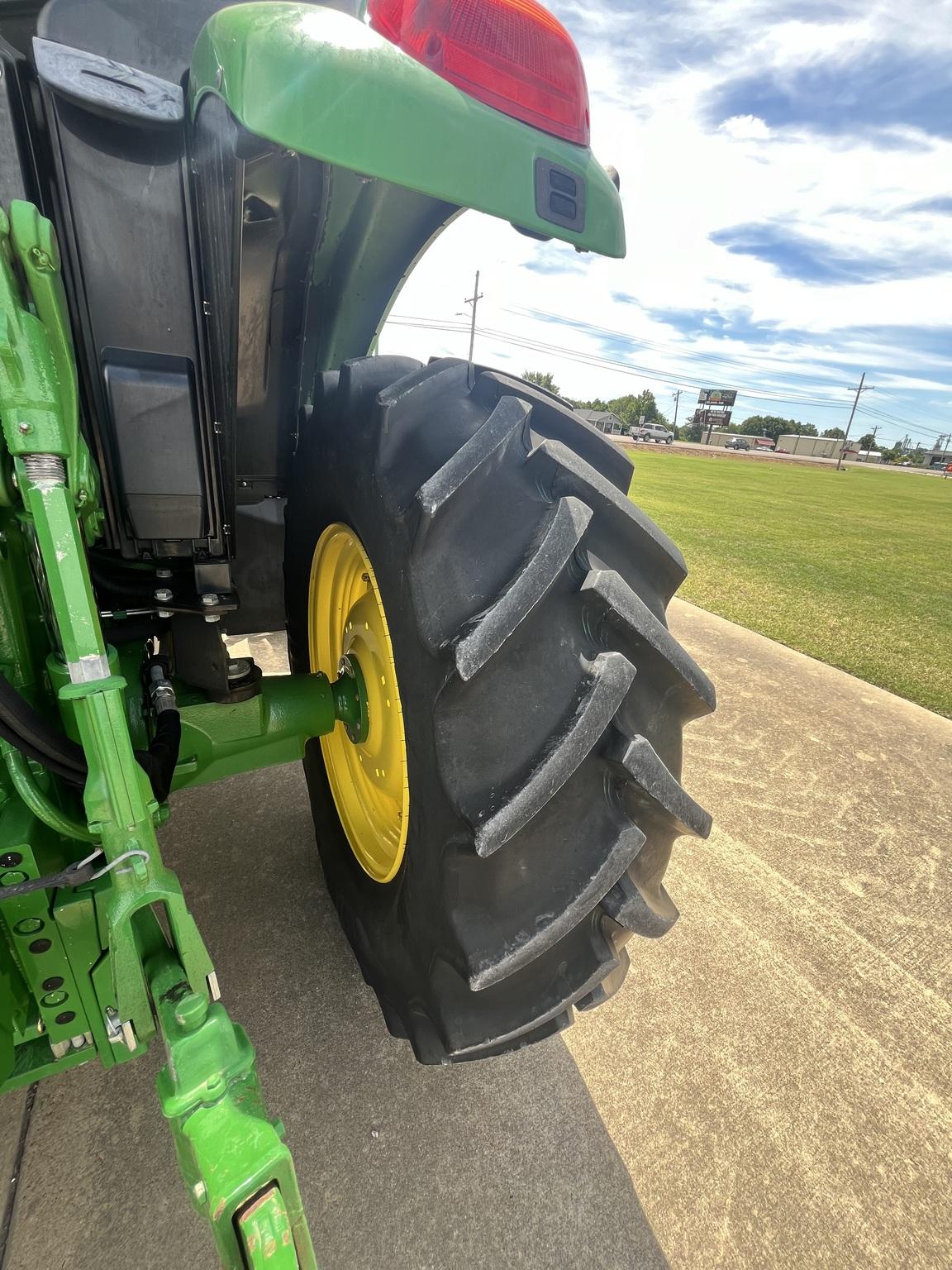 2017 John Deere 6110M