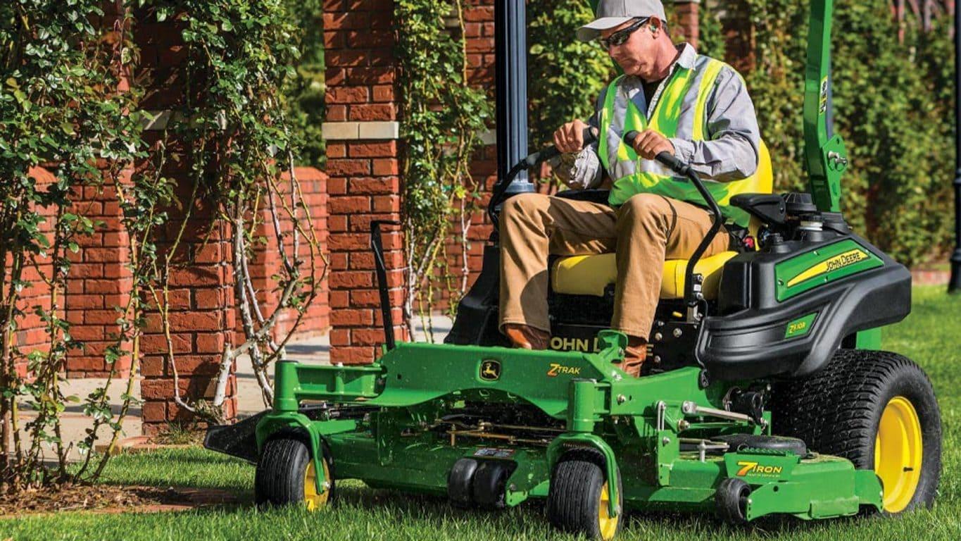 Z930R ZTrak™ Zero-Turn Mower